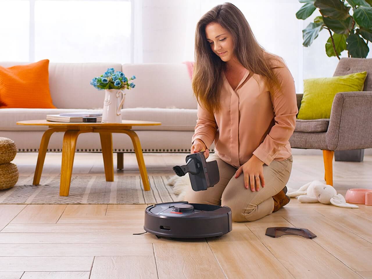 Enchen vacuum cleaner r2. Робот пылесос Tab Smart Vacuum Cleaner. Робот пылесос Клиан робот. Пылесос в интерьере. Женщина и робот пылесос.